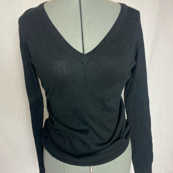 Gap V-neck light weight long sleeved black sweater - Picture 6 of 10